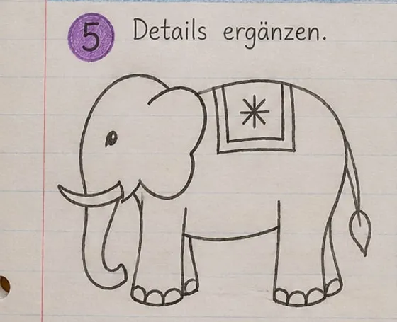 Feld 5: fertige Strichzeichnung mit verzierter Decke, Schwanz mit Büschel und Rüsselfalten.
