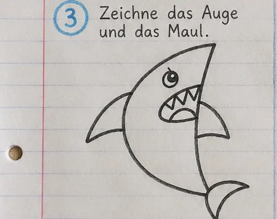 Feld 3: Der Hai mit rundem Auge, Augenbraue und offenem Maul mit spitzen Zähnen und Zunge.