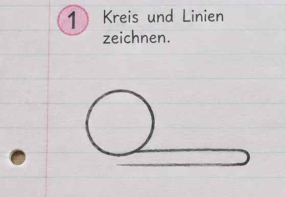 Feld 1: Kreis als Kopf und eine lange, flache Form für die Vorderbeine.
